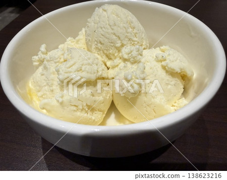 兩杯香草冰淇淋 兩杯香草冰淇淋 138623216