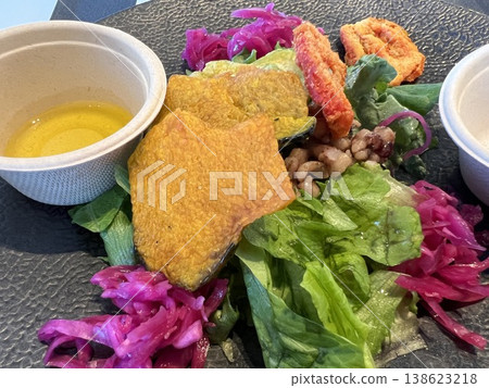蔬菜煎餅和沙拉 蔬菜煎餅和沙拉 138623218