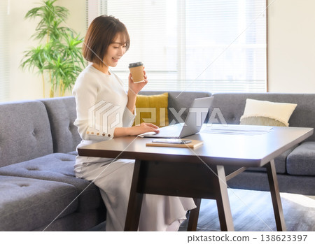 喝咖啡時使用筆記本電腦的女人 138623397