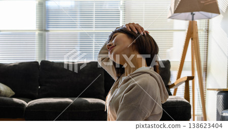 一位女士在房間放鬆休息。 138623404