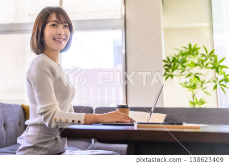 使用帶微笑的筆記本電腦的女人 138623409