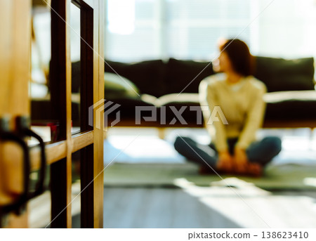 一個女人在房間裡放鬆的肖像 138623410
