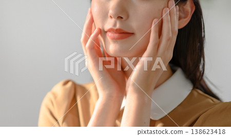 觸動女性臉頰的保養品 138623418