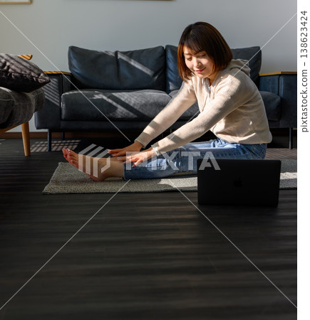 一位女士在家做瑜伽 138623424