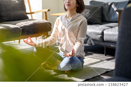 一位女性在冥想中做瑜珈。 138623427