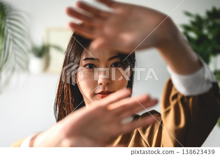 一位女士舉手錶示拒絕。 138623439