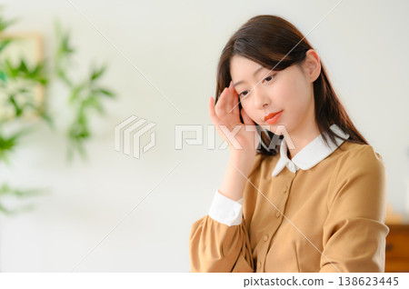 一個患有頭痛的女人 138623445