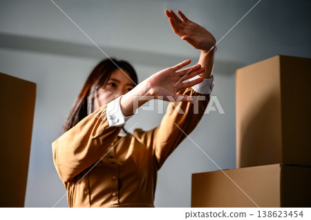 一個女人張開雙臂，擋住了某個東西。 138623454