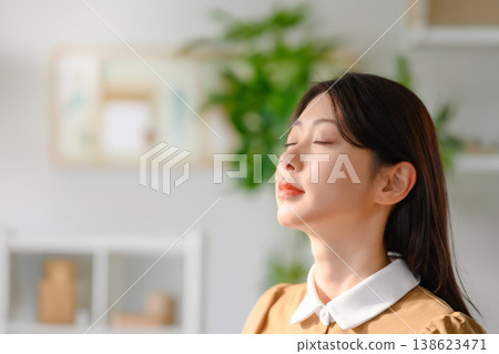 女人閉上眼睛，深深吸了一口氣。 138623471