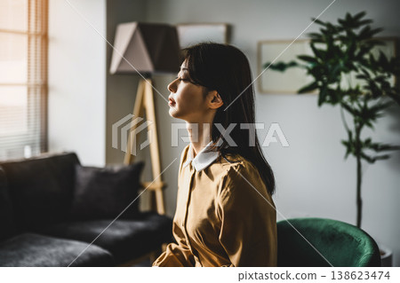 窗外灑進來的陽光讓一位女士閉上了眼睛。 138623474