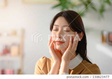 女性透過觸摸皮膚進行護膚。 138623477