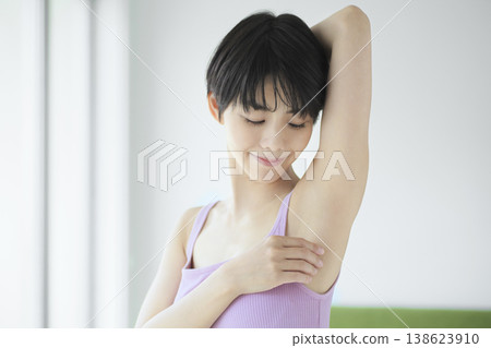 年輕女性的身體護理:腋下美容和護膚圖片 年輕女性的身體護理:腋下美容和護膚圖片 138623910
