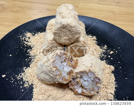 五花寶——埼玉縣的代表性點心之一——一種用黃豆粉(烤黃豆粉)製成的日本甜點。 五花寶——埼玉縣的代表性點心之一——一種用黃豆粉(烤黃豆粉)製成的日本甜點。 138623939