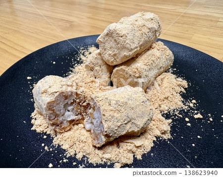 五花寶——埼玉縣的代表性點心之一——一種用黃豆粉（烤黃豆粉）製成的日本甜點。 138623940