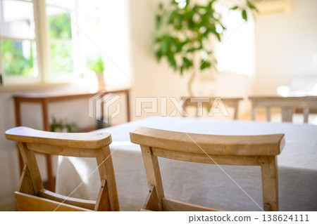 Table and chairs in a bright room 138624111