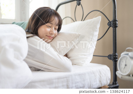 woman sleeping in bed 138624117