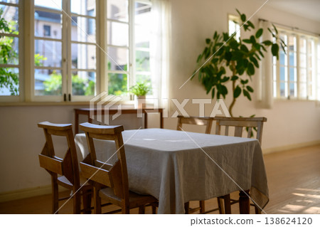 A bright dining room with houseplants 138624120