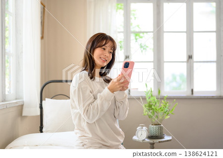 觀看智能手機的婦女 138624121
