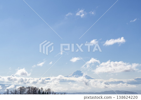 藍天和雲彩和富士山 138624220