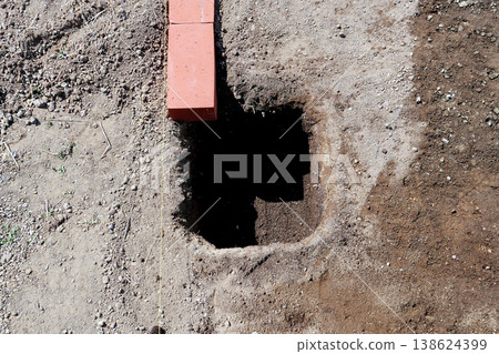 拉出一串墨水，挖個洞把「柵欄塊 300 型」埋起來。 138624399