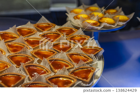 櫥窗裡陳列著派和烘焙食品。 櫥窗裡陳列著派和烘焙食品。 138624429