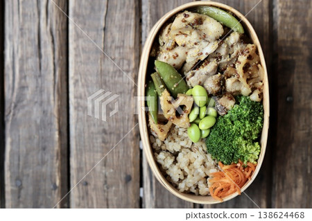 一份健康便當,裝在傳統的便當盒裡,裡面有芥末雞肉和大量蔬菜,熱量低於500卡路里。 一份健康便當,裝在傳統的便當盒裡,裡面有芥末雞肉和大量蔬菜,熱量低於500卡路里。 138624468