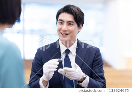 現場貴金屬鑑定師。拍攝協助單位:電波學園教育基金會、東京電子大學。 現場貴金屬鑑定師。拍攝協助單位:電波學園教育基金會、東京電子大學。 138624675