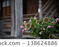 寺廟裡盛開著粉紅色的花。 138624886
