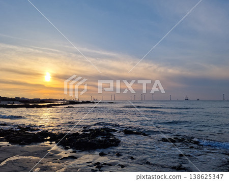 This is the sunset view of Gwakji Beach in Jeju Island. 138625347