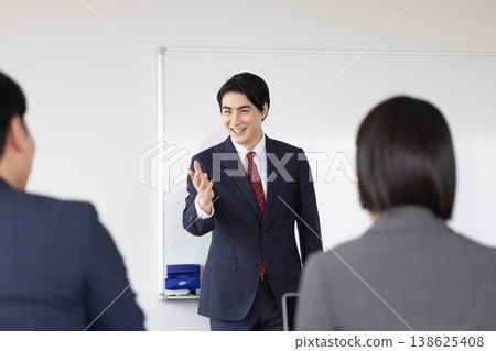研討會演講者,一位正在進行解說的男士。圖片提供:東京電子電波學園大學。 研討會演講者,一位正在進行解說的男士。圖片提供:東京電子電波學園大學。 138625408