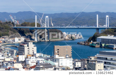 在一個溫暖的春日，從廣島縣尾道市天寧寺附近眺望尾道市。 138625462