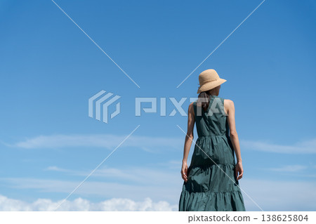 藍天下戴著帽子的女人 藍天下戴著帽子的女人 138625804