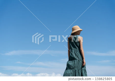 藍天下戴著帽子的女人 138625805