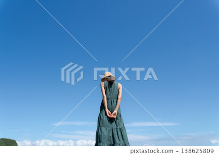 藍天下戴著帽子的女人 藍天下戴著帽子的女人 138625809