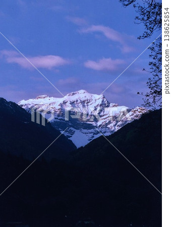 從因特拉肯眺望白雪皚皚的瑞士阿爾卑斯山 從因特拉肯眺望白雪皚皚的瑞士阿爾卑斯山 138625854