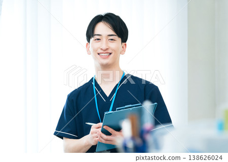 年輕男性醫護人員 138626024