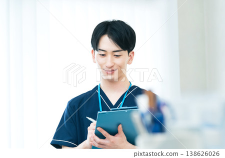 年輕男性醫護人員 138626026