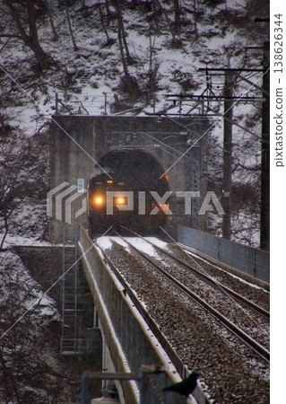 穿越奧鬼怒川白雪皚皚的冬日美景…川路湯本站的「6050系列」列車 138626344