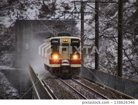 Traveling through the snow-covered winter landscape of Oku-Kinugawa... '6050 series' at Kawaji-Yumoto Station Traveling through the snow-covered winter landscape of Oku-Kinugawa... '6050 series' at Kawaji-Yumoto Station 138626346