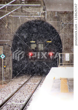穿越奧鬼怒川白雪皚皚的冬日美景…川路湯本站的「6050系列」列車 穿越奧鬼怒川白雪皚皚的冬日美景…川路湯本站的「6050系列」列車 138626347