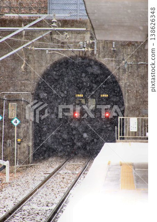 穿越奧鬼怒川白雪皚皚的冬日美景…川路湯本站的「6050系列」列車 穿越奧鬼怒川白雪皚皚的冬日美景…川路湯本站的「6050系列」列車 138626348