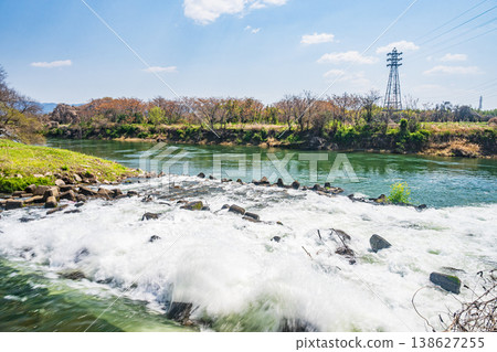 京都市伏見區，美鬚堰匯入宇治川的湍急水流 138627255