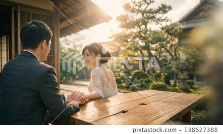新郎新娘在傳統日式房屋的陽台上深情對望（留白） 138627388