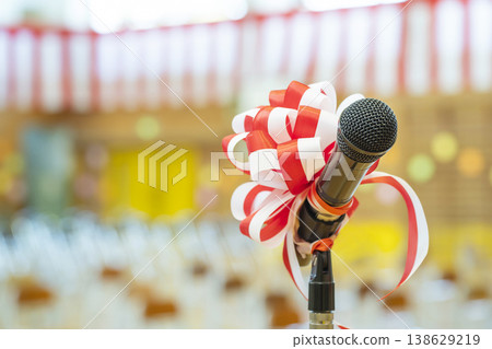麥克發表了祝賀演講。 138629219