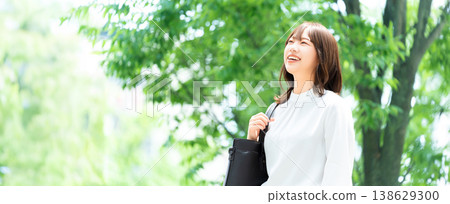 戶外行走的女性/職業女性(適用於LP和橫幅廣告) 戶外行走的女性/職業女性(適用於LP和橫幅廣告) 138629300