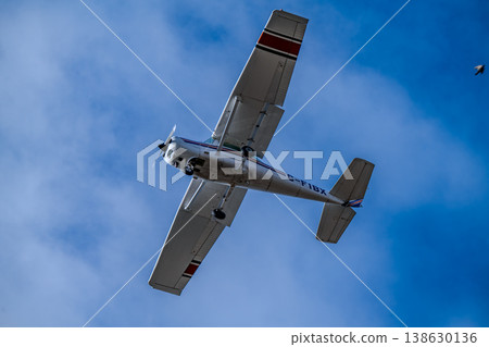 一架小型飛機飛越加拿大溫哥華上空 一架小型飛機飛越加拿大溫哥華上空 138630136