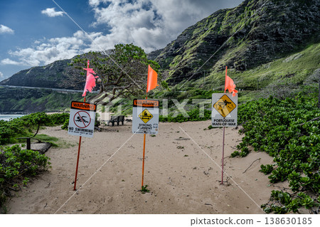 夏威夷瓦胡島海灘上的警告標誌 夏威夷瓦胡島海灘上的警告標誌 138630185