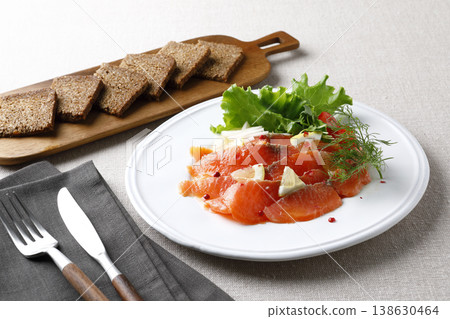 Marinated smoked salmon and rye bread 138630464