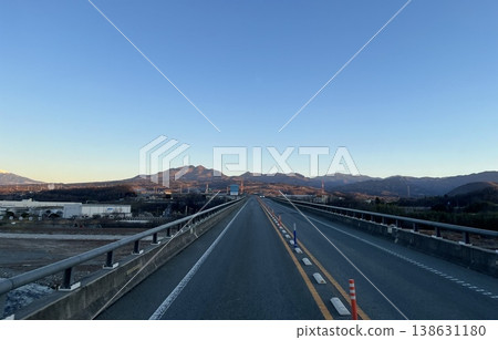 清晨的日本高速公路和山脈景色(當地交通基礎設施) 清晨的日本高速公路和山脈景色(當地交通基礎設施) 138631180