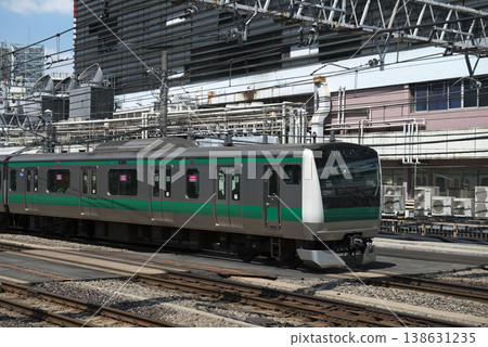 A Saikyo Line train running within Shinjuku Station. 138631235